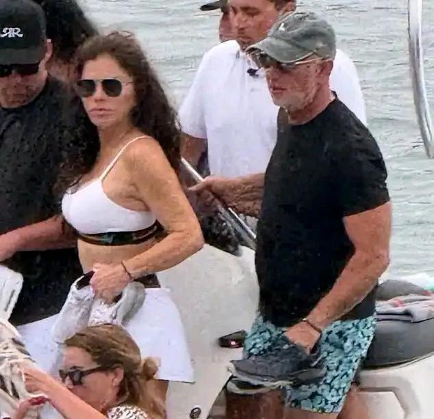 心疼贝索斯前妻麦肯齐几秒，打天下时需要原配夫人同甘共苦，享受时却换了新人啊！