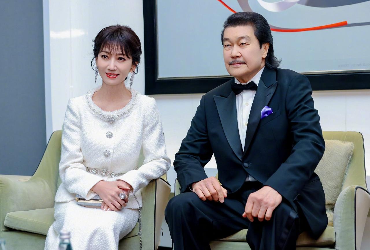 和赵雅芝坐在一起的这个男人是谁呀？是她的老公吗？两人同框看起来挺有CP感的…