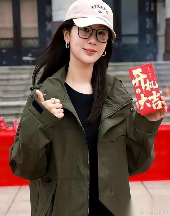 杨紫，你到底多久没回家了？550天，整整550天泡在剧组里。《承欢记》刚播完，