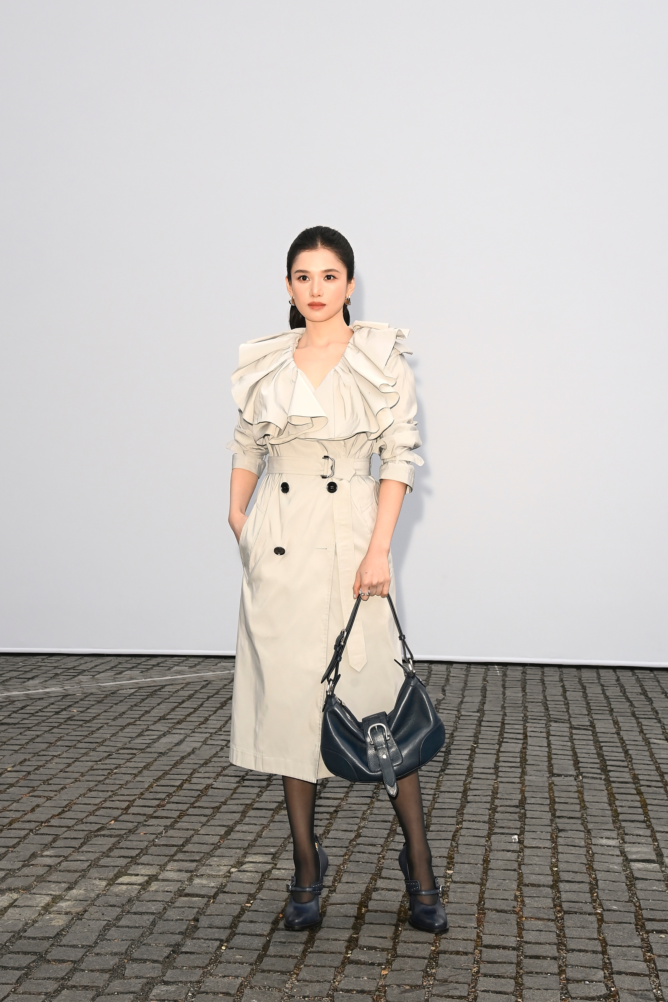 Burberry2027夏季系列让艺术重回万物本真。一身冰川蓝风衣亮相，手拿