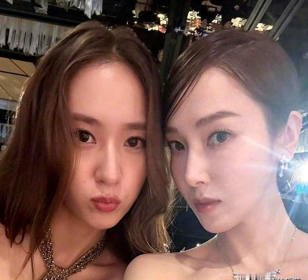 她竟然在自己的个人巡演上，唱起了少女时代的歌。这步棋走得真叫人意外。前脚刚靠
