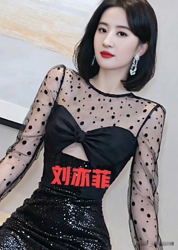 刘亦菲黑色礼服裙造型刚发出来就刷屏了。她穿的那件黑色蕾丝礼服裙，上面带着花朵和细