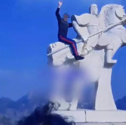大唐战神雕像遭攀爬！游客只顾拍照，景区的回应戳中所有人痛点辽宁鞍山千山风景