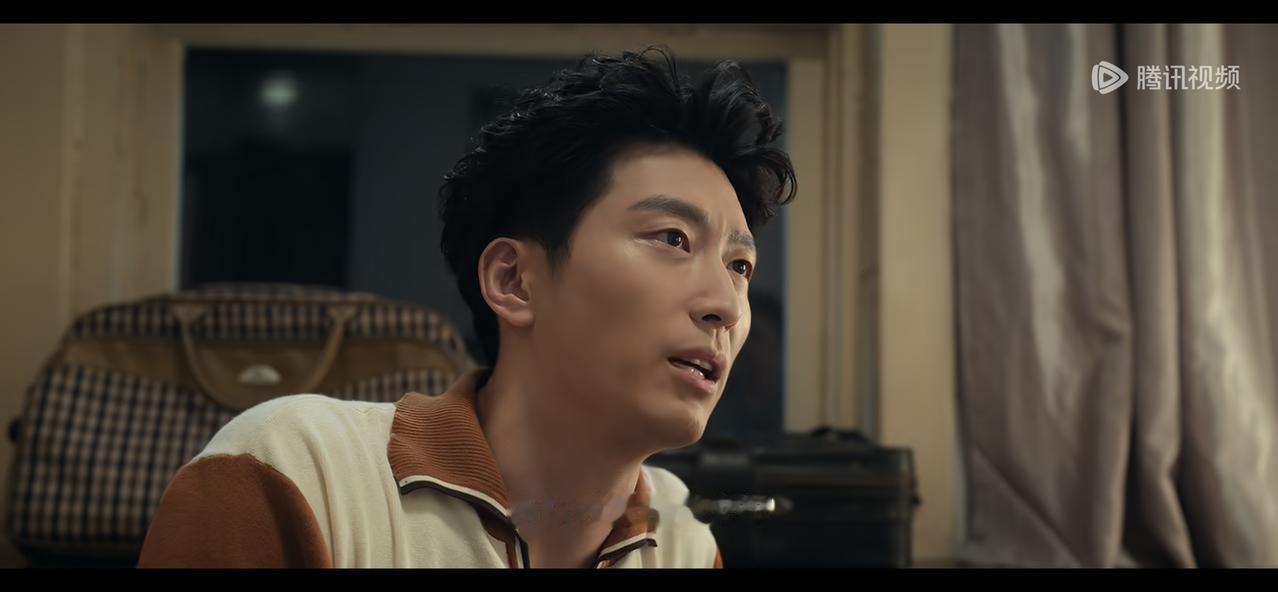 《主角》刘红兵拿着45张进京演出的火车票叫易青娥看，易青娥笑了，趁刘红兵不注意，