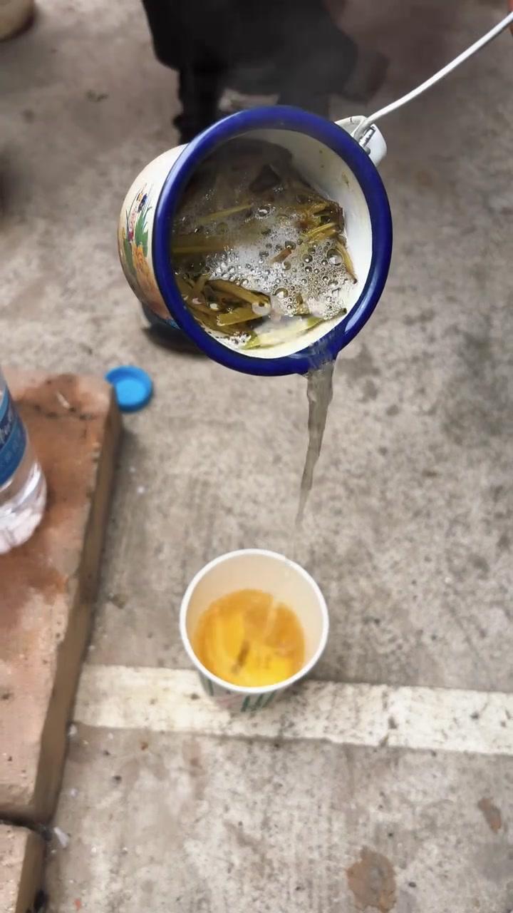 在甘肃农村，罐罐茶是刻在骨子里的记忆。土陶砂壶在炭火上咕嘟作响，茶叶在沸水中舒展