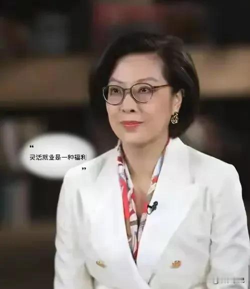 一桌子人围着热菜，聊起北漂孩子没地儿上学的事。我说公司好几个人因为孩子读书被迫离