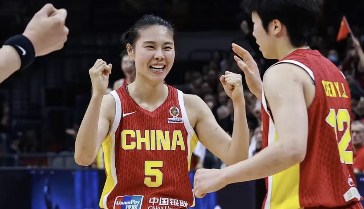 大家发现没，中国女篮84-74击败捷克，球队的最大功臣又是王思雨，她居然在末节连