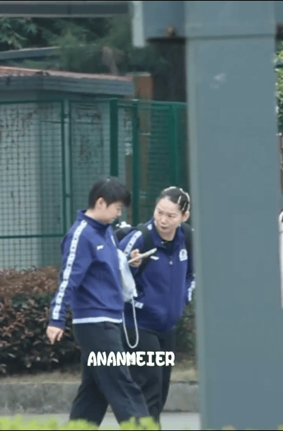 佳佳弯腰逗莎莎，真的是莎莎最好的姐妹。一起下训的路上，莎莎在手机处理信息，