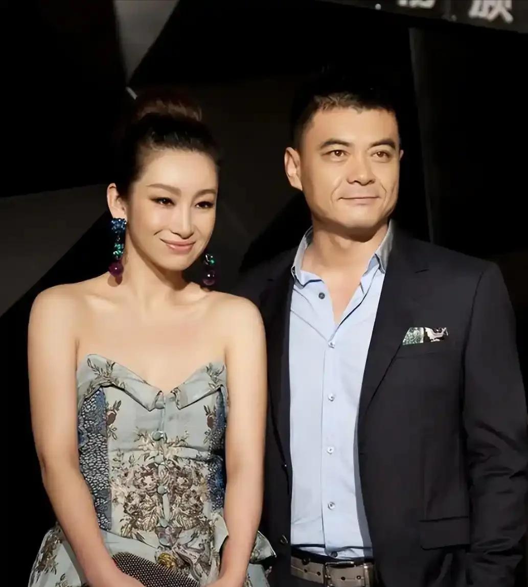 演员秦海璐说：“当年，我费尽心思把王新军追到手之后，突然有一天他告诉我，亲爱的，