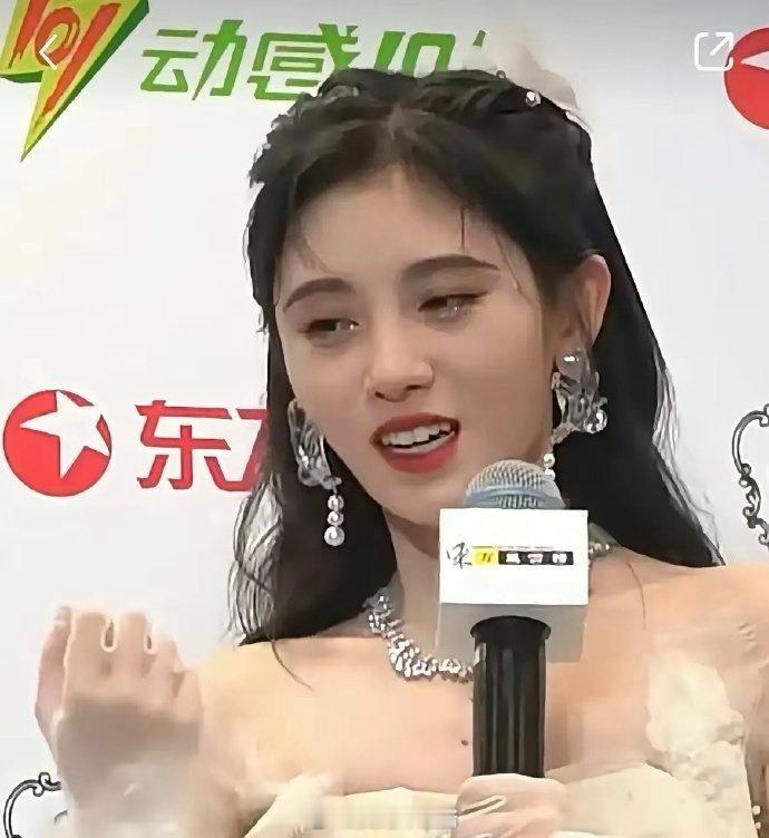失去了美颜滤镜的鞠婧祎​​​