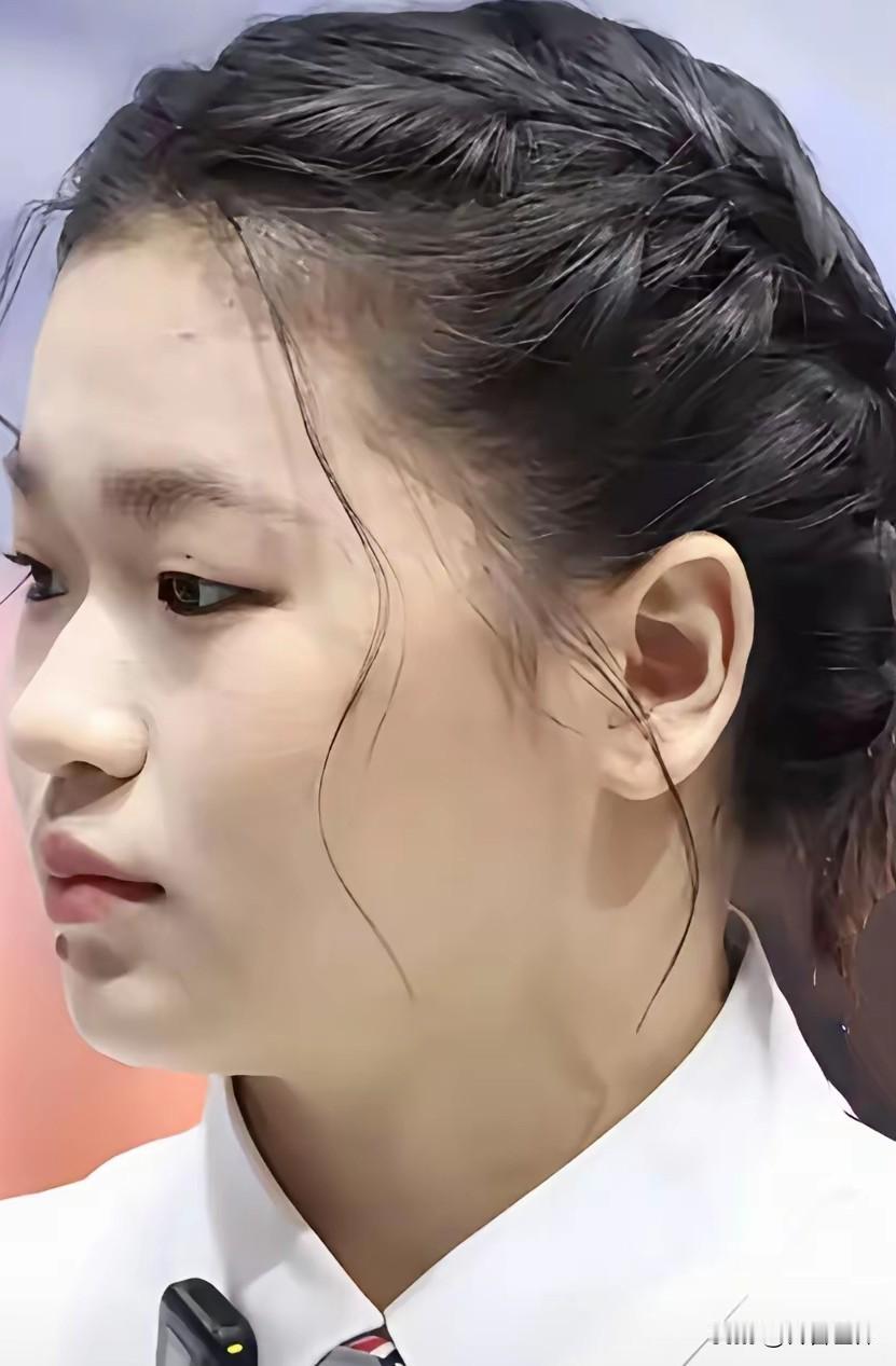 喜欢看婵宝，看着看着又觉得心疼。留起的长发编成发辫清丽又俏皮，再不是那个腼腆稚气