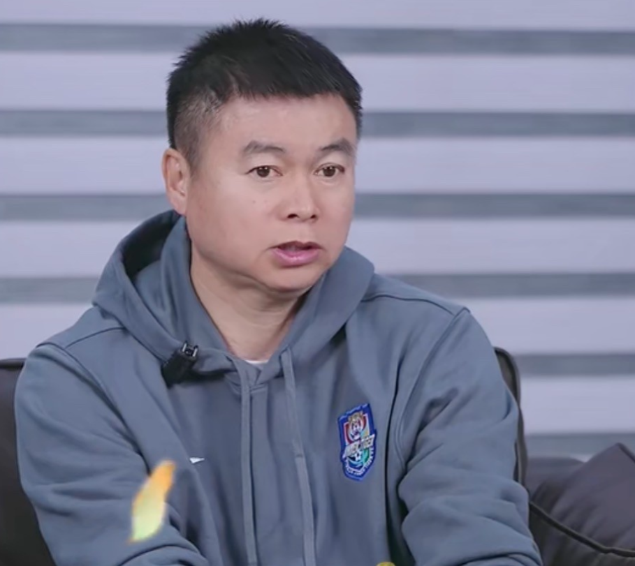 于根伟生气了！于根伟的直播进行中，有博主追问，为什么阿代米走了今年就打双锋了。