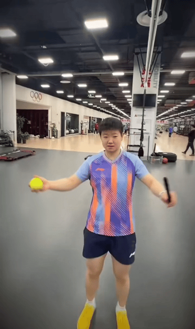 大年初一看到了莎莎，还是在跳舞的莎莎，太太可爱了。在vlog中看到了在体能训