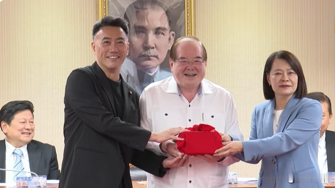 国民党团书记长交接台立法机构新会期今天（29日）开议。国民党团也在上午举行