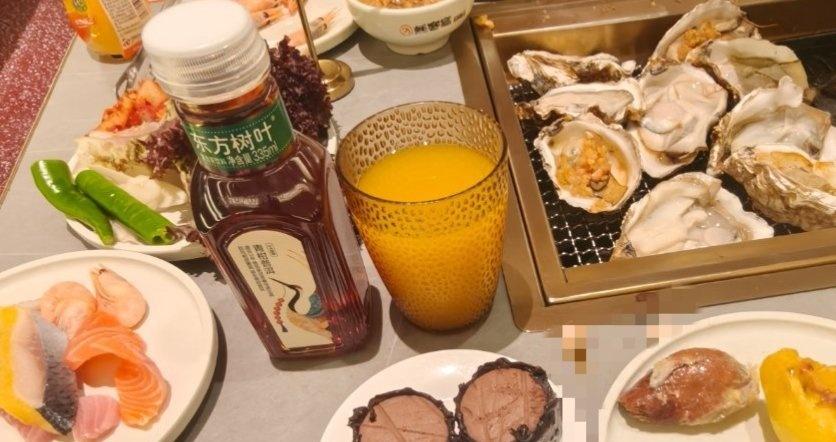 男子毒死9条宠物狗当庭承认投毒和天津来出差的律师朋友一起吃饭，特别开心😃他们最