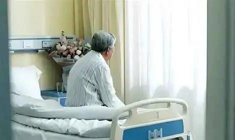 为何欧美几乎没有常年卧床的老人？真相很简单，他们拒绝苟延残喘，不插管子、不喂营养