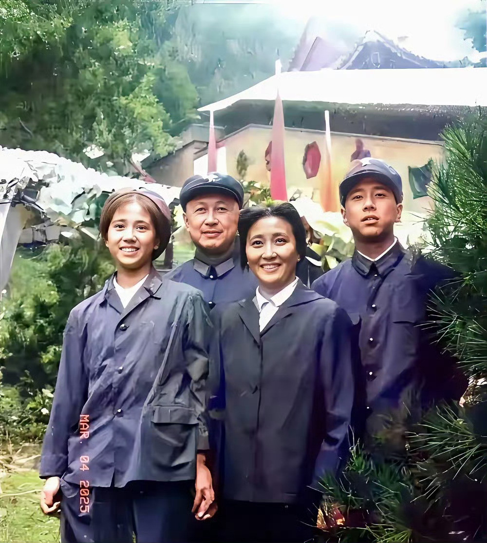 七十年代初，著名科学家钱学森与夫人蒋英和儿子钱永刚，女儿钱永真在一起的合影。让我