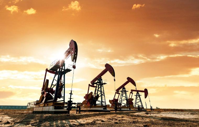 中国石油行业有个让外人看着发懵的现象，高价进口大量原油，提炼成成品油之后又出口出