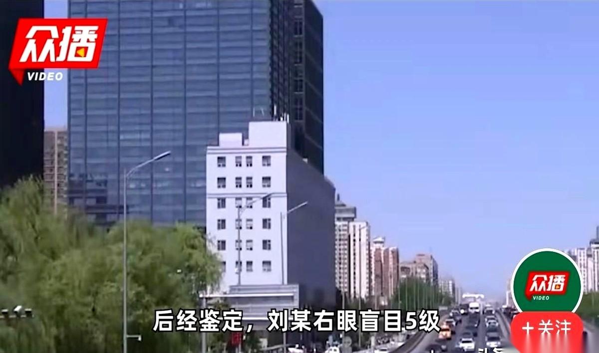 山西河曲，一个男人半夜下楼，发现老婆正和一个陌生男人拉拉扯扯。他第一反应，是老