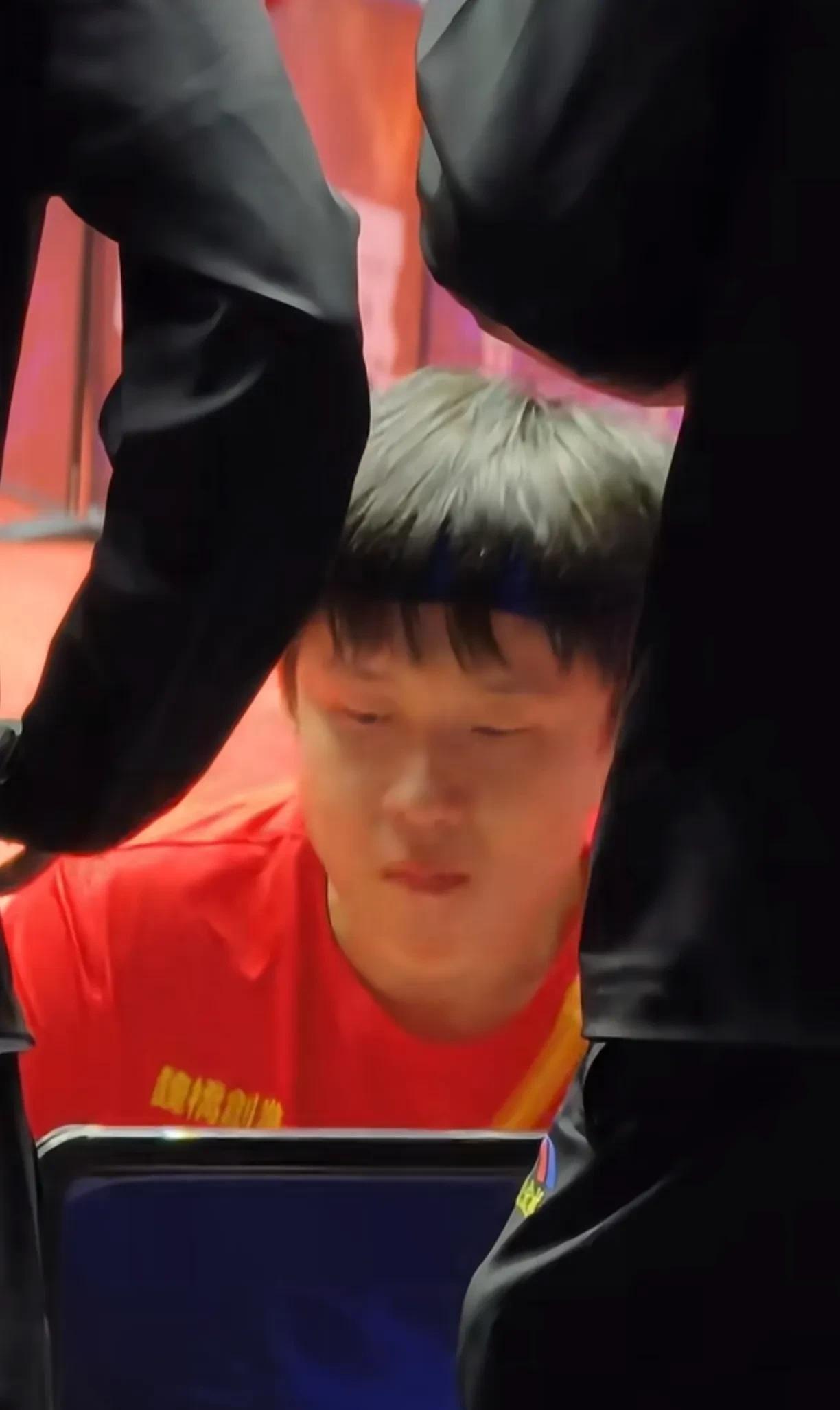 就问这个拍摄角度你看到了心不心疼？低血糖是真的会晕头转向，但他还坚持比赛，而且