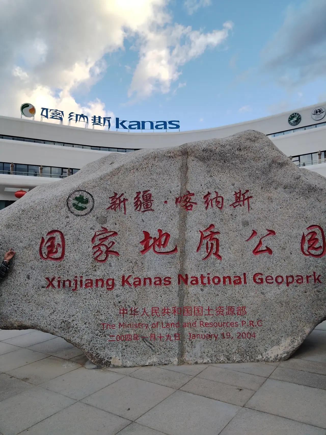 他卖掉伊犁的房子，带着一家七口踏上阿拉木图的土地时，以为从此就是“回家”了。一年