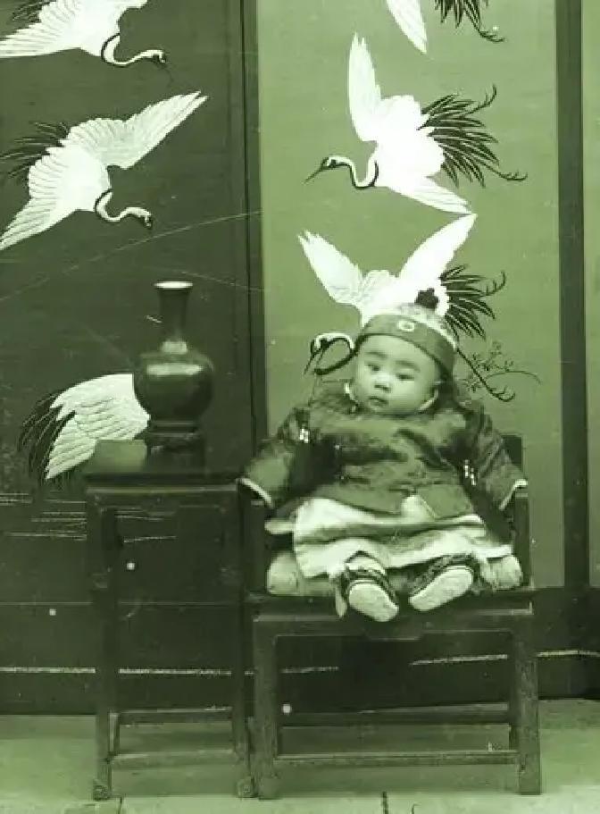 末代皇帝溥仪为什么没有生育能力？他十来岁刚发育那会儿，晚上睡觉不踏实，太监居然安排一堆宫女照顾他，才
