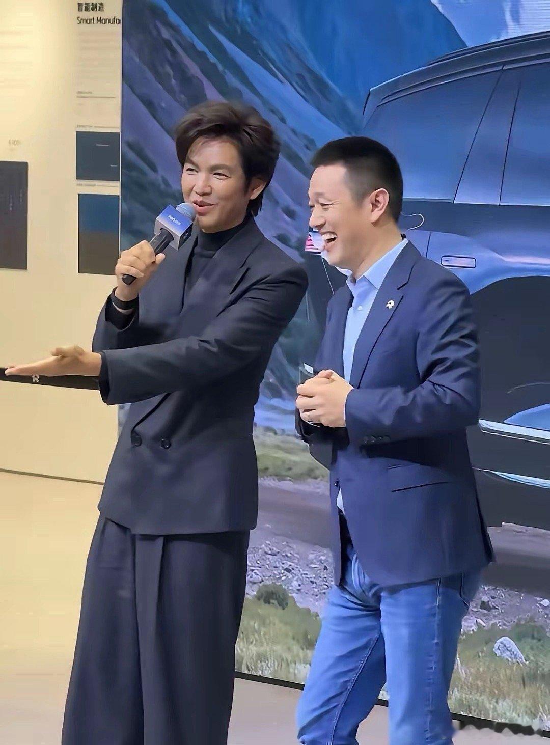 严重怀疑钟汉良是被临时拉来站台的，因为他竟然说蔚来汽车是“电瓶车”，吓得李斌赶忙