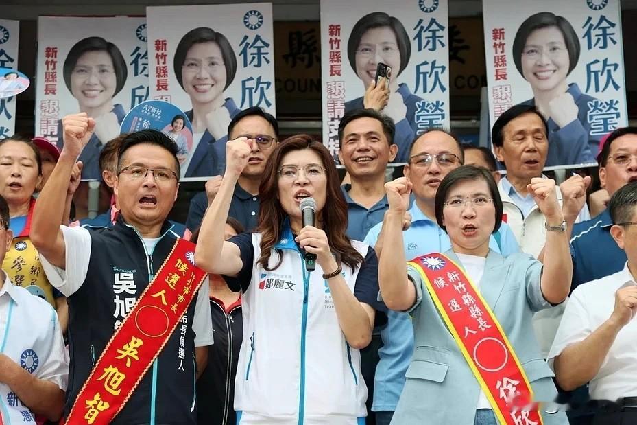 郑丽文陪同徐欣莹登记口误喊“蓝白对决”台下傻眼急喊“讲错了”国民党主席郑丽