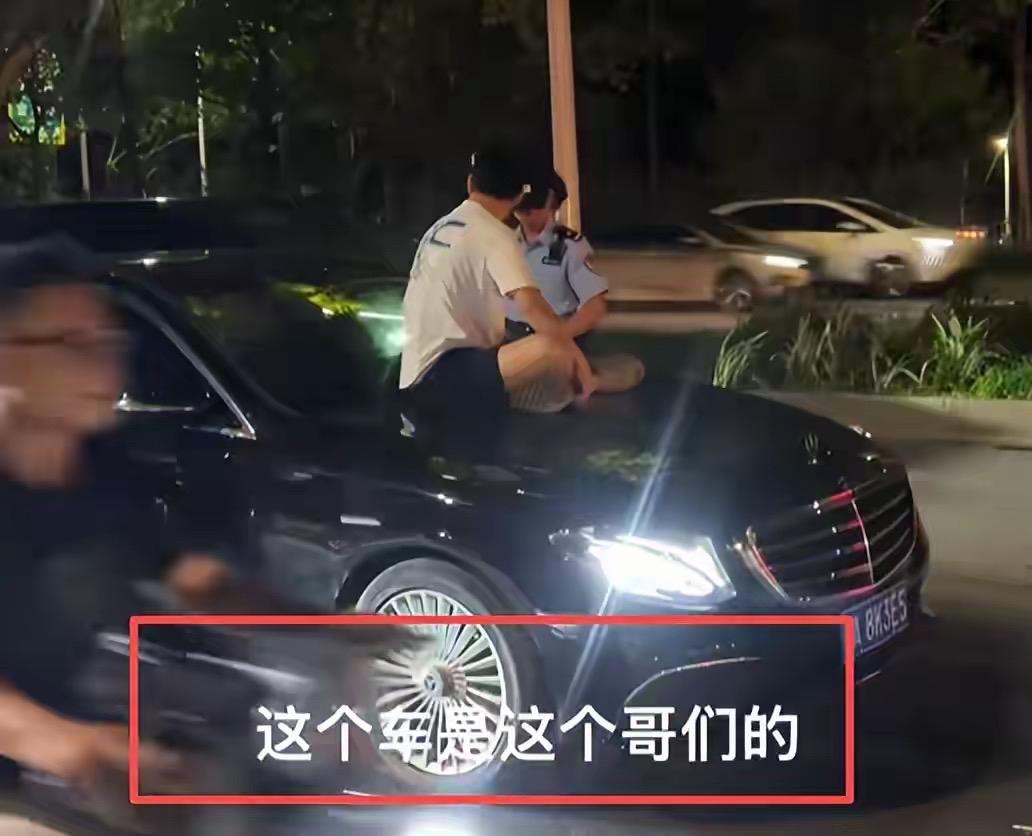 广西南宁，一小伙将自己的奔驰E300借给女友开，岂料，女友开车出去装富婆，勾搭上