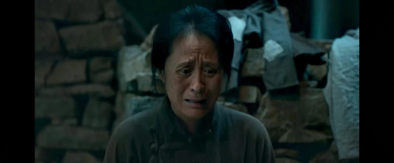 《生万物》大结局，傻挑死了，傻挑的孩子到底是谁的？傻挑被日本兵刺死了，坷垃的父