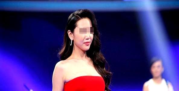 还记得《非诚勿扰》那个名场面吗？男嘉宾说自己“整天和土地打交道”，灯灭一片，又