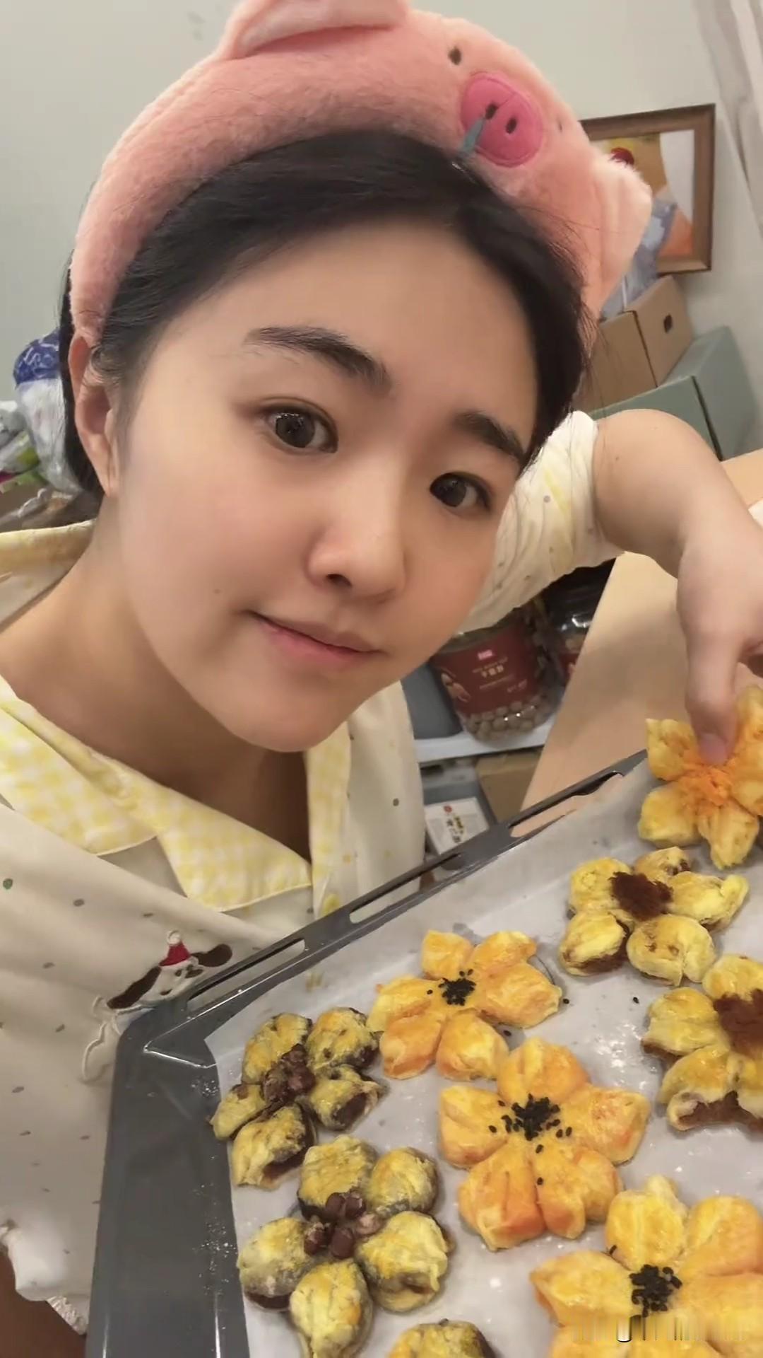 10月13日，金龟子的女儿王逸宸发文说：“有在好好做饭，好好吃饭，好好生活，依旧