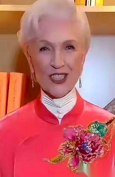 马斯克他妈，一个70多岁的老太太，亲自下场给我们点了个赞。说咱们的公路、隧道、