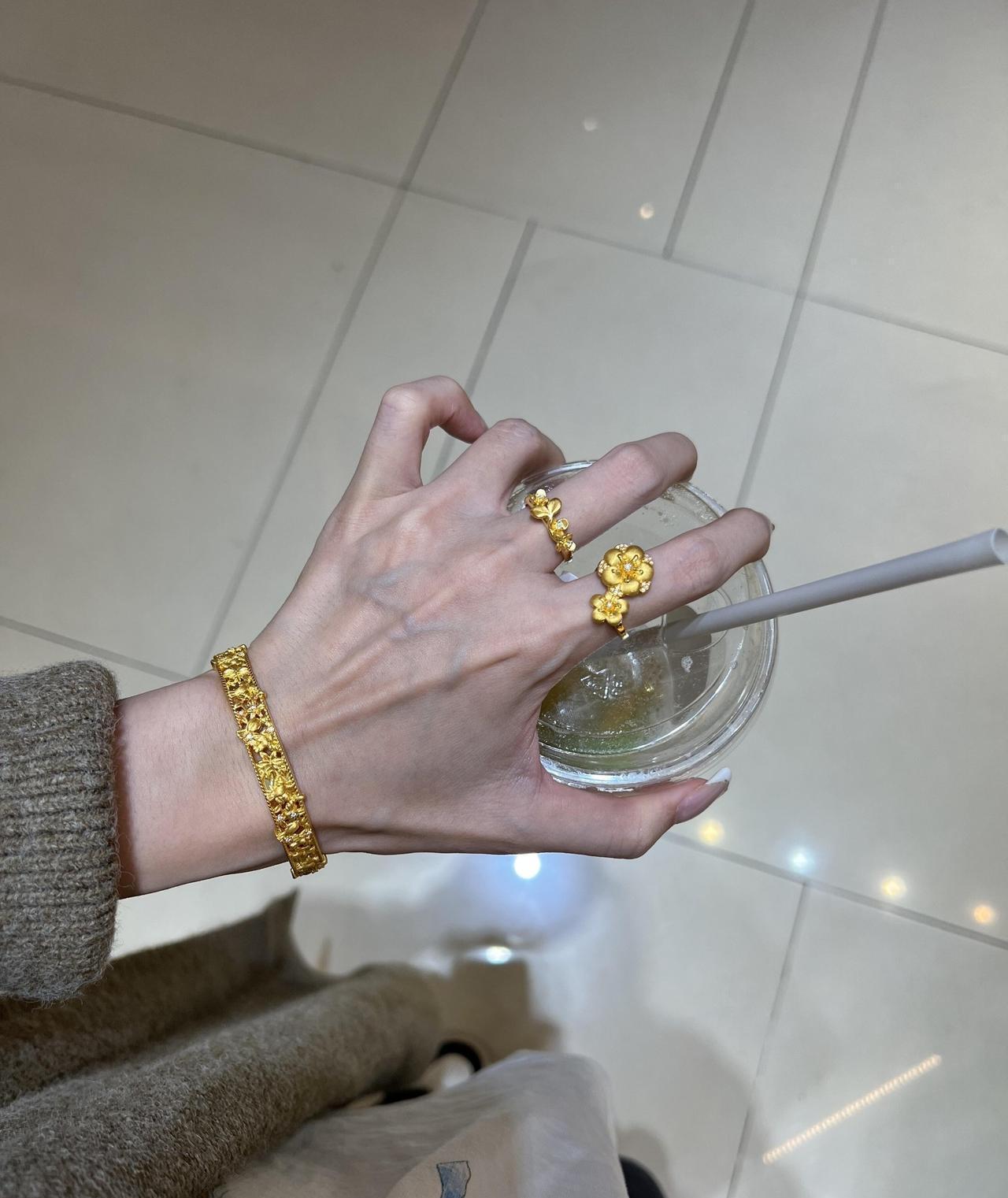 你还在傻傻囤金条？它根本不懂你！万次锤击，1.3克黄金被他敲出“灵魂”！那