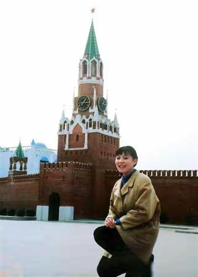 1994年，朱令在北京世界公园游玩，一张罕见留影，她是个爱笑女孩。照片里的她