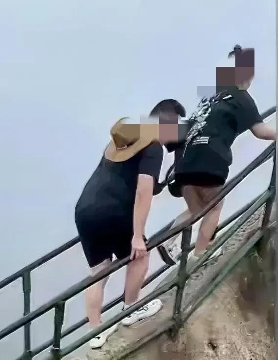 不出所料，凤凰山坐栏杆拍照坠崖男子的妻子要求景区赔偿，栏杆高度是否过低成了争议点