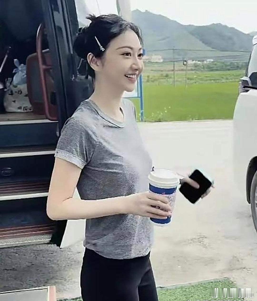 景甜在拍摄现场也太嫩了吧！完全就是大学生既视感，青春感直接拉满～