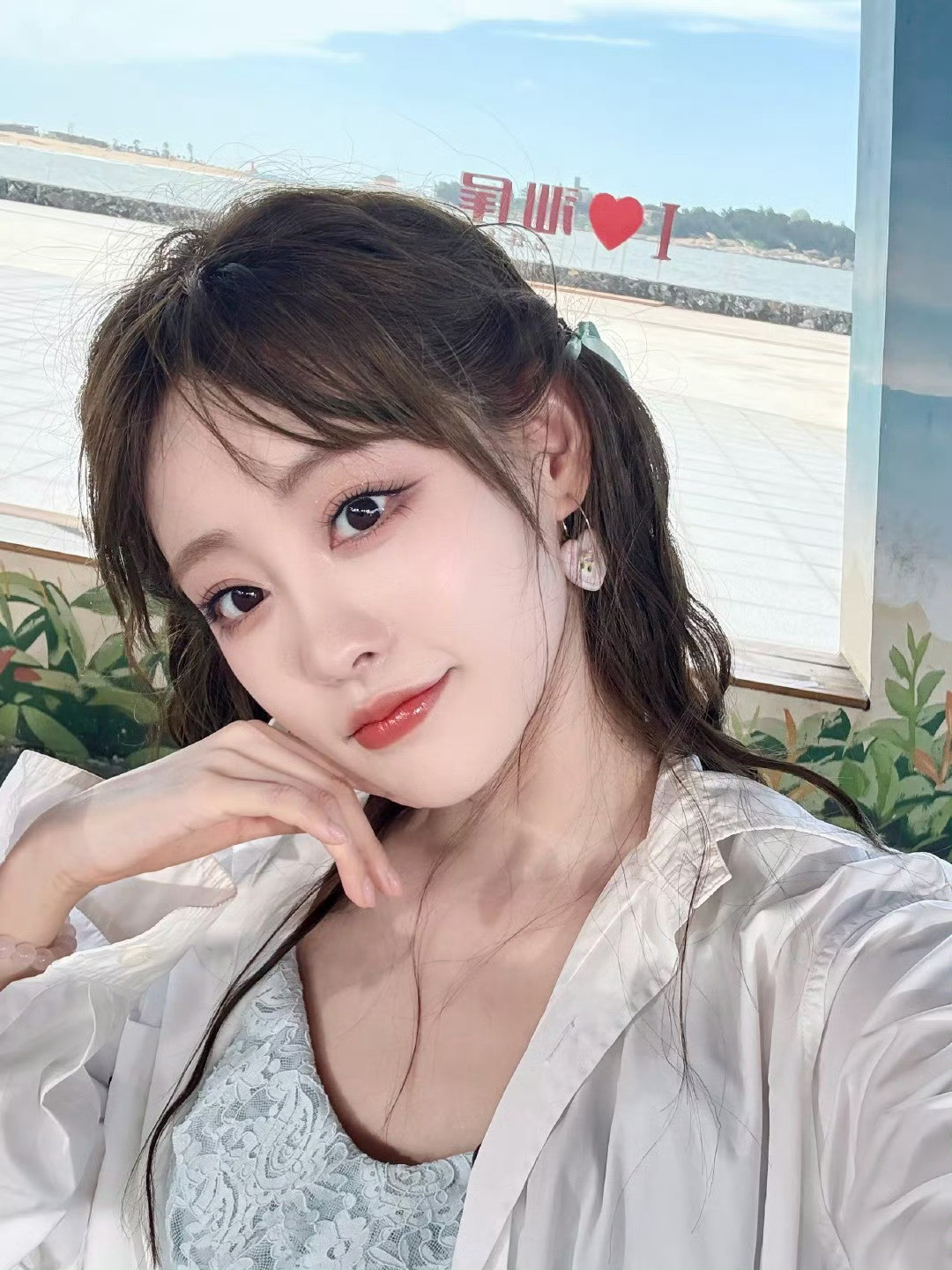 祝绪丹今天在海边咱就是说祝绪丹依旧美美的让人很安心🤩🤩美美的小裙子在海边