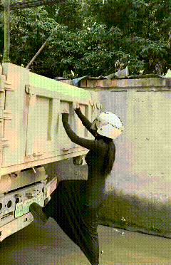 这碰一下可真痛！不过女生已经很厉害了！臂力还是不错的。