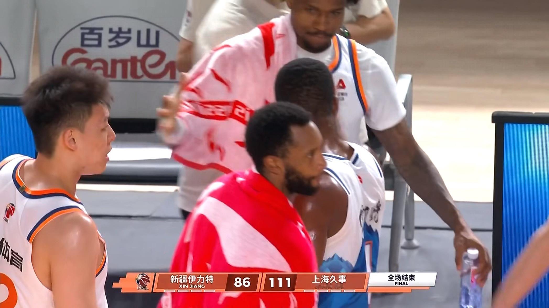 上海队在客场战胜新疆队，取得了21连胜上海久事大鲨鱼