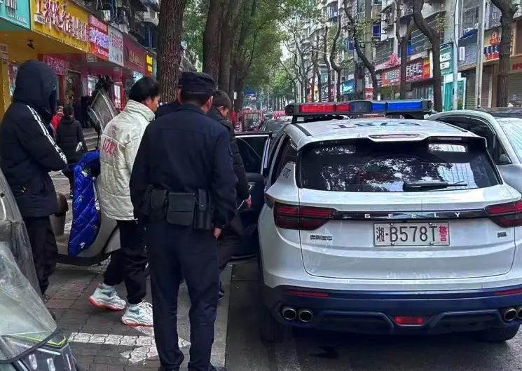 湖南株洲，接警员接到一通电话，对方在电话那头一声不吭，只是不断压低声音咳嗽，接警