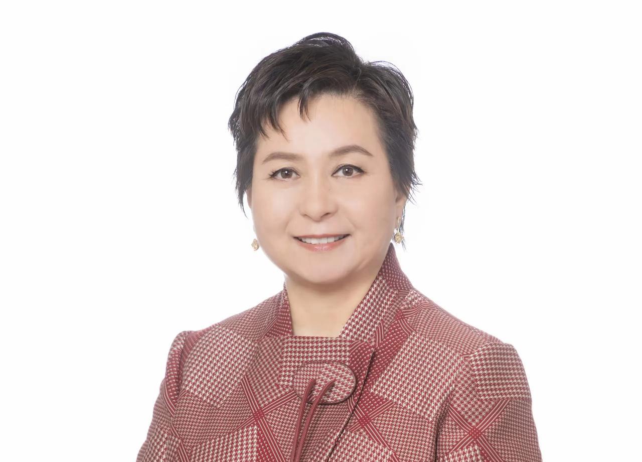 她一生没结婚，没孩子，父亲却亲口说她是“最能帮忙的女儿”。何超蕸把一摞文件轻轻