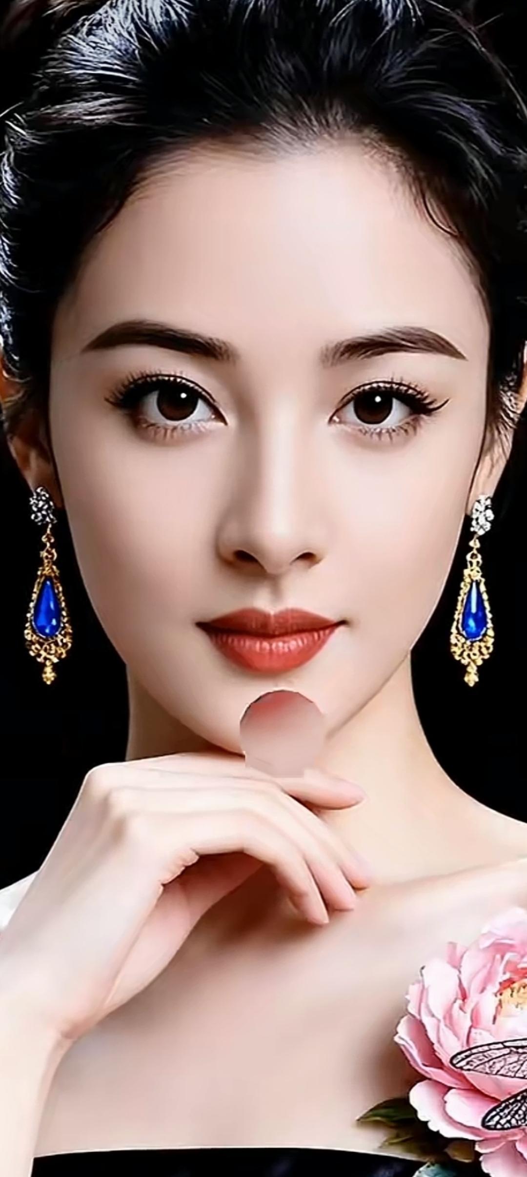 优雅黑发美人，惊艳的珠宝配饰，古典与现代的完美结合。