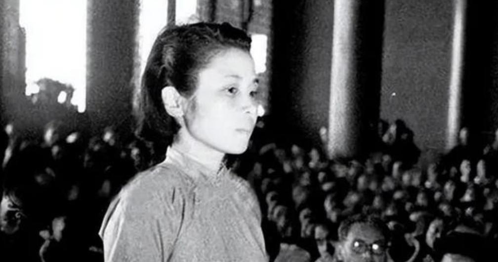一个军统女特务，1951年被抓，按当时的政策，够枪毙好几回了。审她的时候，她不求