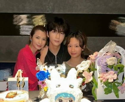 洪欣为儿子张镐濂庆祝25岁生日，女儿也一同出镜，三人同框十分温馨。不知道为什么，