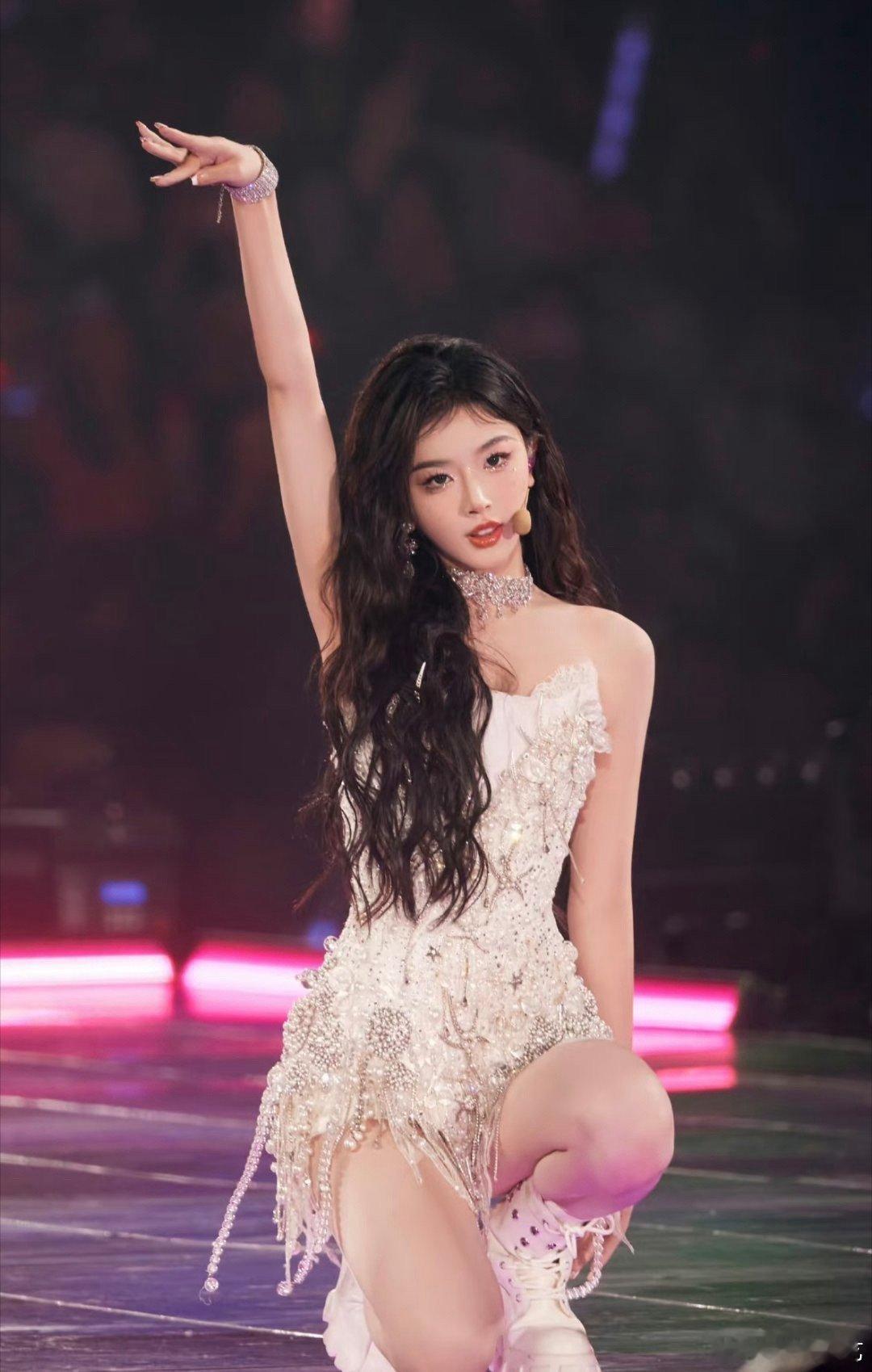 孔雪儿舞这两下梦回THE9极致丝滑的舞蹈卡点，流畅连贯的肢体表达，孔雪儿舞台状