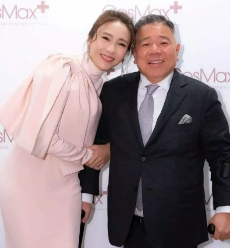 那年，演员黎姿做生意失败，弟弟又突然出了车祸，急需救命钱，她走投无路，只能找到追