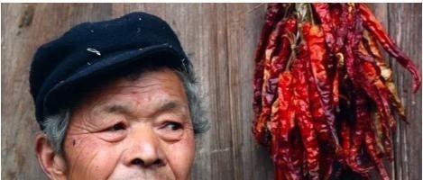 1973年，知青张文才应邀去村长陈祖辉家过年，酒量不佳的他很快便醉到不省人事，陈