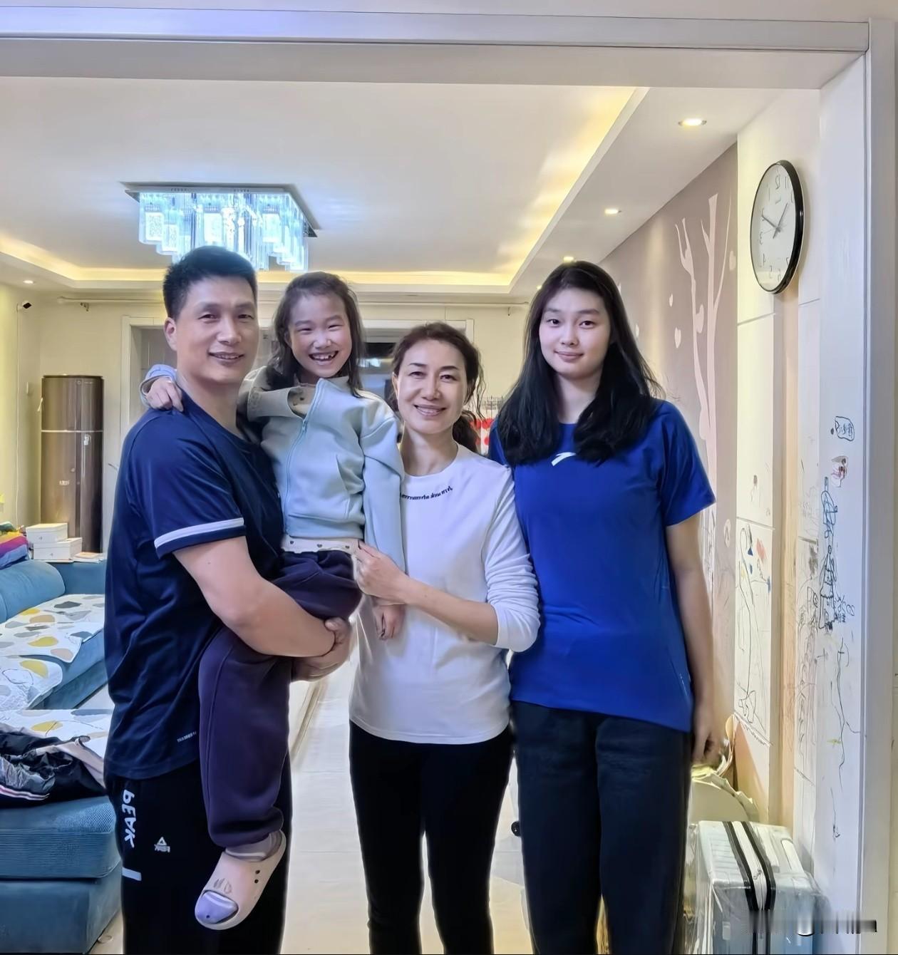 原来张靖蕙如和张启勇是亲父女！山东青岛兴轮呦呦男排主教练是张启勇，2017天