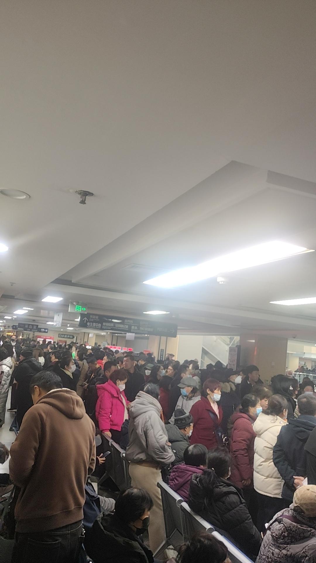 今天陪老爸到医院检查一下身体。出乎意料，人太多了，今天挂的是神经内科，这可能是医